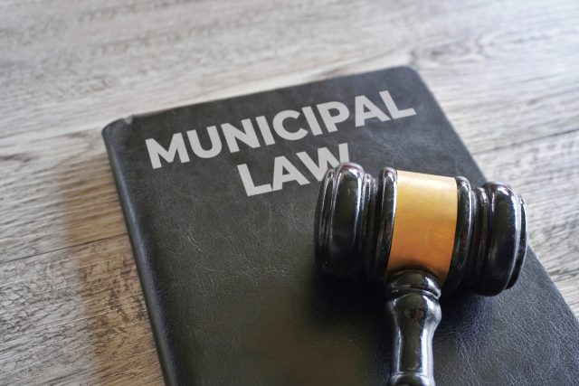 Black book titled Municipal Law with a wooden gavel, representing misdemeanor traffic charges in Alpharetta Municipal Court